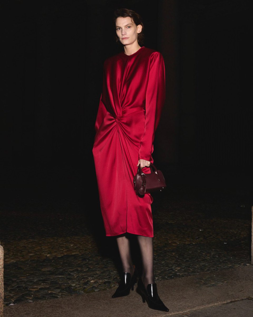 StellaMcCartney's tweet image. SUMMER NIGHTS: Dresses draped in silky forest-friendly viscose satin.
Shop #StellaAutumn25 in-store and at stella-mccartney.visitlink.me/BhN2U7
#StellaMcCartney #crueltyfree