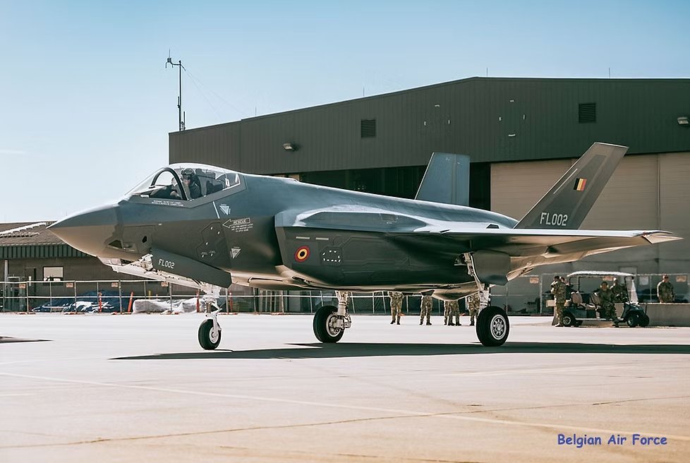 Jeff21461's tweet image. 🇧🇪🇫🇷 The CEO of Dassault Aviation, Eric Trappier, does not want Belgium to become a partner to "his" FCAS program because they bought F-35 instead of the Dassault Rafale.
Last Friday the Belgian government greenlit an investment plan into the FCAS project worth 300 million € in…