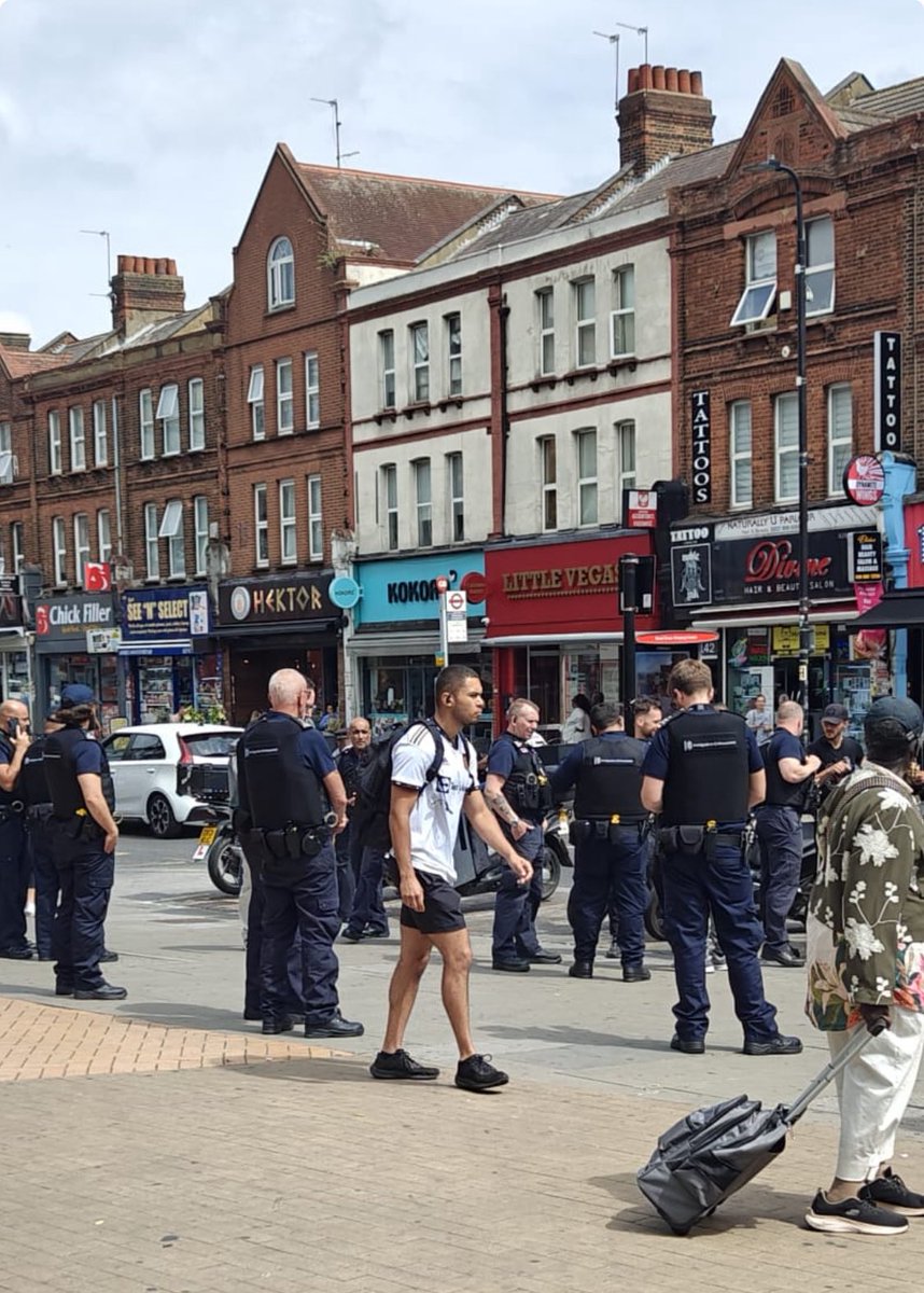 Emina_ibrahim's tweet image. I have just been sent this photo as this is currently happening in the ward I represent Noel Park / Wood Green. @ukhomeoffice on what basis are you apparently stopping people on a busy North London high street to establish their immigration status? On what criteria ? Outrageous