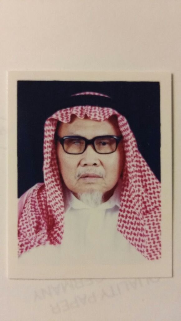 s_tayeb's tweet photo. يا كذبي لو بقول أنساك
ياساكن في هنا وهناك
أنا من كثر ما أحبك
تمر وتاخذك عيني
ويوقف قلبي يستناك
رحمك الله ياغالي #سليمان_طيب https://t.co/KzUfL2XSv2