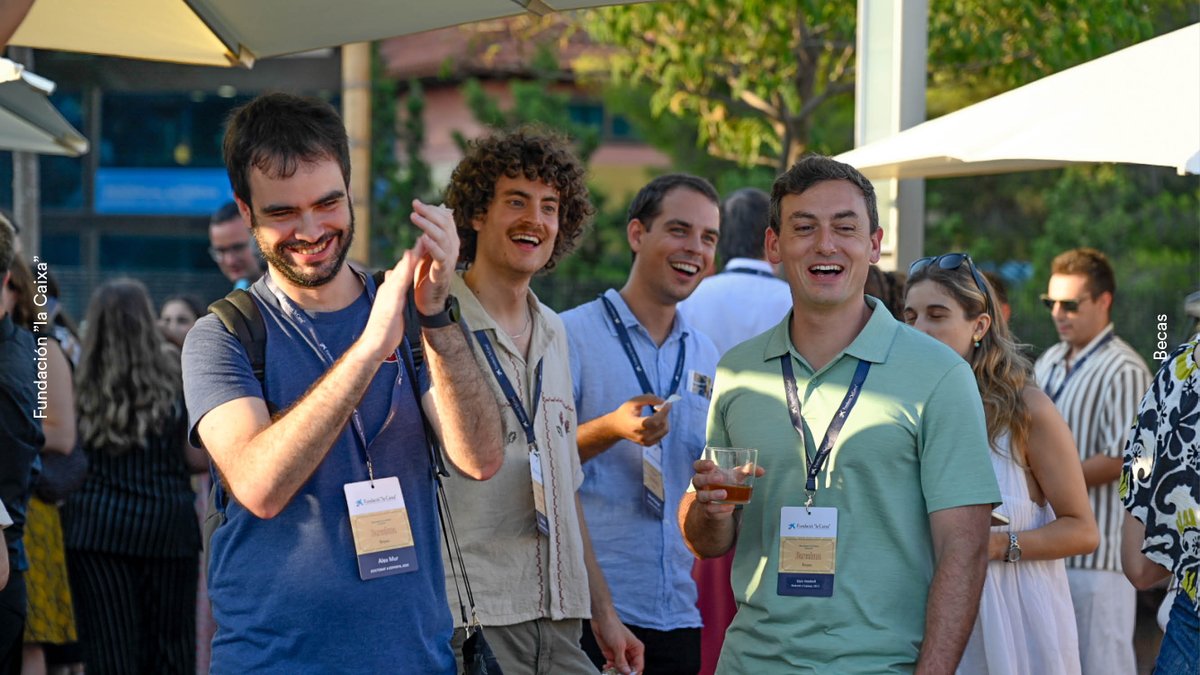 BecariosFLC's tweet image. 🎉 ¡Una tarde genial en Barcelona en el encuentro de verano de #becariosFundlaCaixa!
Los becarios se reunieron en @cosmocaixa para conectar y compartir experiencias que dejan huella. 🌟
¿Te suena alguna cara? 😉 ¡Descubre los mejores momentos aquí! 📸