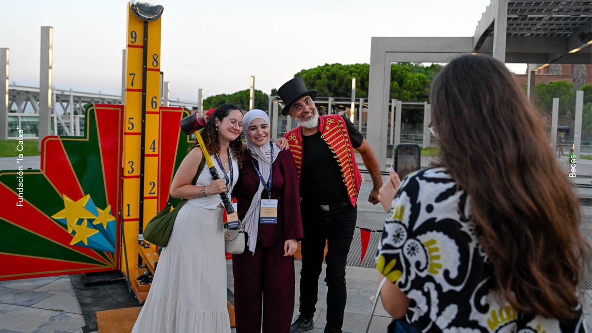 BecariosFLC's tweet image. 🎉 ¡Una tarde genial en Barcelona en el encuentro de verano de #becariosFundlaCaixa!
Los becarios se reunieron en @cosmocaixa para conectar y compartir experiencias que dejan huella. 🌟
¿Te suena alguna cara? 😉 ¡Descubre los mejores momentos aquí! 📸