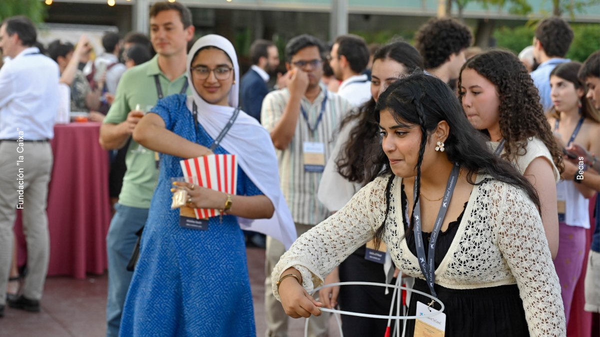 BecariosFLC's tweet image. 🎉 ¡Una tarde genial en Barcelona en el encuentro de verano de #becariosFundlaCaixa!
Los becarios se reunieron en @cosmocaixa para conectar y compartir experiencias que dejan huella. 🌟
¿Te suena alguna cara? 😉 ¡Descubre los mejores momentos aquí! 📸
