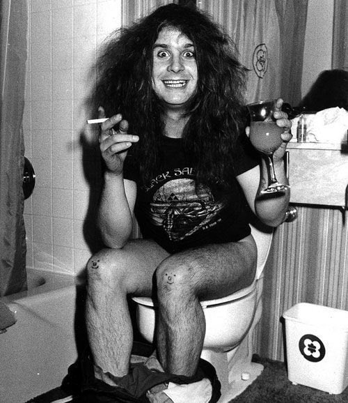 BartSlim's tweet image. Aandoenlijke anekdote over de smiley face tattoos op Ozzy’s knieën:

“I hate being alone. I suffer from loneliness. So, I just got two little faces on my knees. … I can always pretend they&apos;re alive and talk to them”.

#RIPOzzy