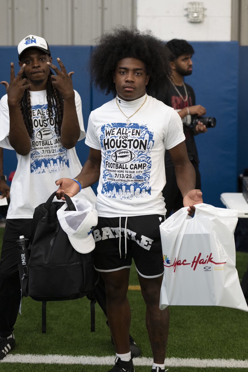 justinallen_13's tweet image. Powered by the best in town. Thank you @MacHaikChevrole for riding with the city and our future stars. From cleats to connections, your support drives our mission forward and helps us pour into the next generation of athletes‼️
#WeALLEN
#FootballCamp #MacHaikChevy
#Chevrolet