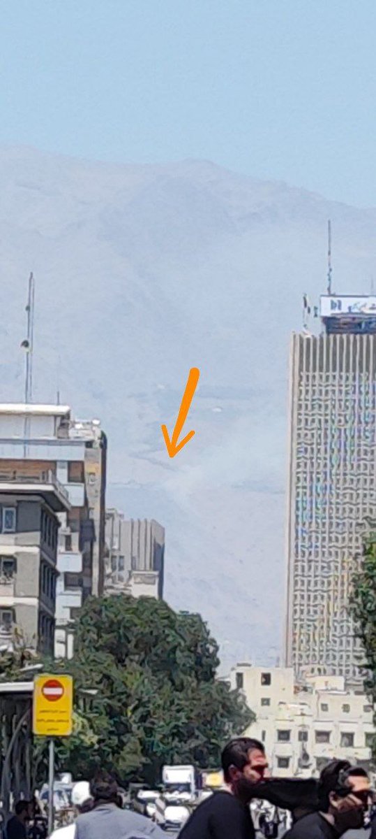 siamaktt's tweet image. 🔥💥برخاستن دود در کوههای شمال شرق تهران
امروز صبح چهارشنبه، ۱ مرداد ۱۴۰۴
آتشسوزی در این منطقه همچنان ادامه دارد و لحظاتی پیش صدای دو انفجار شنیده شده است.
✍️ عزیزان دل، مکان اصلی اینجاست که مسیرش برای کوهنوردان هم ممنوعه. محموعه ای از کارگاههای شیمیایی و گندکاری رژیم