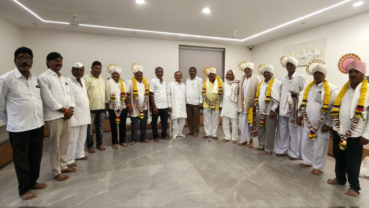 Suresh Dhas (@sureshdhasbjp) on Twitter photo рдкрд╛рдЯреЛрджрд╛ рддрд╛рд▓реБрдХрд╛ рдЦрд░реЗрджреА-рд╡рд┐рдХреНрд░реА рд╕рдВрдШрд╛рдЪреНрдпрд╛ рдЕрдзреНрдпрдХреНрд╖рдкрджреА рд╢реНрд░реА. рд╕рддреАрд╢ рдмрд╛рдкреНрдкрд╛ рдЬрд╛рдзрд╡ рдЖрдгрд┐ рдЙрдкрд╛рдзреНрдпрдХреНрд╖рдкрджреА рд╢реНрд░реА. рднрд╛рдЧрд╡рдд рдЖрдмрд╛ рдЦрд╛рдбреЗ рдпрд╛рдВрдЪреА рдмрд┐рдирд╡рд┐рд░реЛрдз рдирд┐рд╡рдб рдЭрд╛рд▓реНрдпрд╛рдмрджреНрджрд▓ рддреНрдпрд╛рдВрдЪрд╛ рд╕реНрдиреЗрд╣рдкреВрд░реНрд╡рдХ рд╕рддреНрдХрд╛рд░ рдХрд░реВрди рджреЛрдШрд╛рдВрдирд╛рд╣реА рдкреБрдвреАрд▓ рдХрд╛рд░реНрдпрдХрд╛рд│рд╛рд╕рд╛рдареА рдордирдГрдкреВрд░реНрд╡рдХ рд╢реБрднреЗрдЪреНрдЫрд╛ рджрд┐рд▓реНрдпрд╛.
рд╣реА рдирд┐рд╡рдбрдгреВрдХ рд╕рдВрдкреВрд░реНрдгрдкрдгреЗ рдмрд┐рдирд╡рд┐рд░реЛрдз рдкрд╛рд░ рдкрдбрд▓реНрдпрд╛рдореБрд│реЗ рдкрд╛рдЯреЛрджрд╛ рддрд╛рд▓реБрдХрд╛ рдЦрд░реЗрджреА-рд╡рд┐рдХреНрд░реА рд╕рдВрдШрд╛рдЪреНрдпрд╛ рдЕрдзреНрдпрдХреНрд╖рдкрджреА рд╢реНрд░реА. рд╕рддреАрд╢ рдмрд╛рдкреНрдкрд╛ рдЬрд╛рдзрд╡ рдЖрдгрд┐ рдЙрдкрд╛рдзреНрдпрдХреНрд╖рдкрджреА рд╢реНрд░реА. рднрд╛рдЧрд╡рдд рдЖрдмрд╛ рдЦрд╛рдбреЗ рдпрд╛рдВрдЪреА рдмрд┐рдирд╡рд┐рд░реЛрдз рдирд┐рд╡рдб рдЭрд╛рд▓реНрдпрд╛рдмрджреНрджрд▓ рддреНрдпрд╛рдВрдЪрд╛ рд╕реНрдиреЗрд╣рдкреВрд░реНрд╡рдХ рд╕рддреНрдХрд╛рд░ рдХрд░реВрди рджреЛрдШрд╛рдВрдирд╛рд╣реА рдкреБрдвреАрд▓ рдХрд╛рд░реНрдпрдХрд╛рд│рд╛рд╕рд╛рдареА рдордирдГрдкреВрд░реНрд╡рдХ рд╢реБрднреЗрдЪреНрдЫрд╛ рджрд┐рд▓реНрдпрд╛.
рд╣реА рдирд┐рд╡рдбрдгреВрдХ рд╕рдВрдкреВрд░реНрдгрдкрдгреЗ рдмрд┐рдирд╡рд┐рд░реЛрдз рдкрд╛рд░ рдкрдбрд▓реНрдпрд╛рдореБрд│реЗ