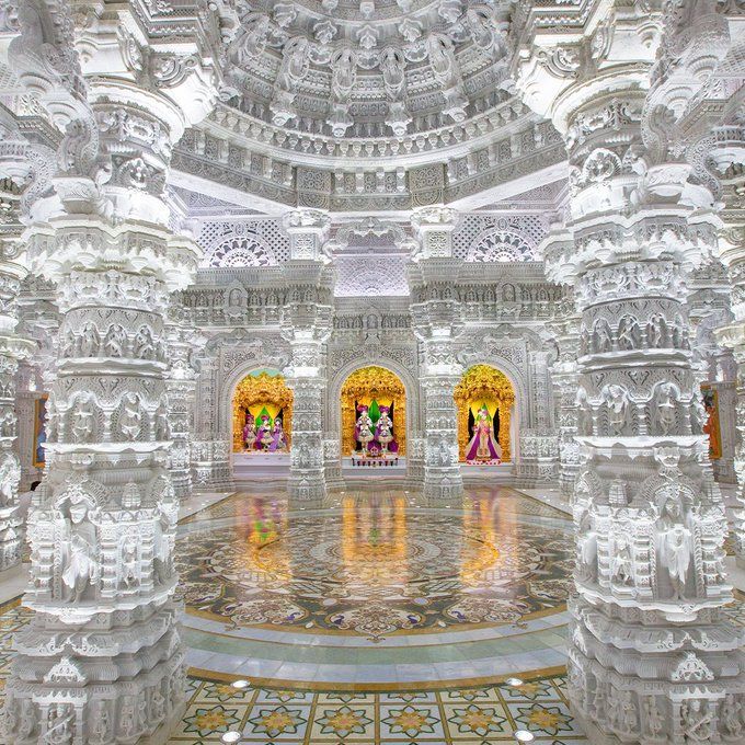 LeoDaVinciWave's tweet image. The interior of the BAPS Swaminarayan Akshardham in Robbinsville, New Jersey, which is a prominent Hindu temple and cultural complex.