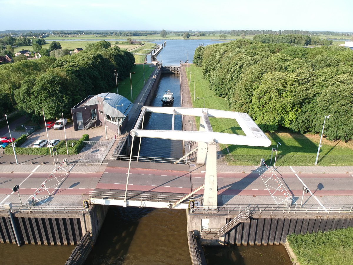 De renovatie van sluiscomplex Spoolde in Zwolle duurt langer dan gepland. In plaats van ma 28 juli blijven de sluis en brug gesloten tot vrijdag 8 augustus 18.00 uur.
De al bestaande omleidingen blijven van kracht. Meer info op: tinyurl.com/muaktb85