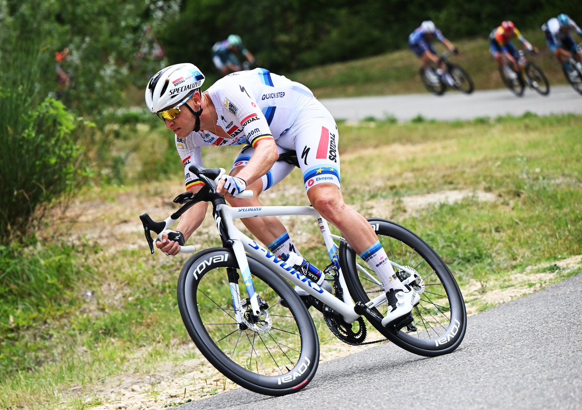 soudalquickstep's tweet image. Rain and some headwind are adding to the difficulty of this stage in the final 15 kilometers, but the peloton is doing a great job as they chase the breakaway.
Photo: @GettySport