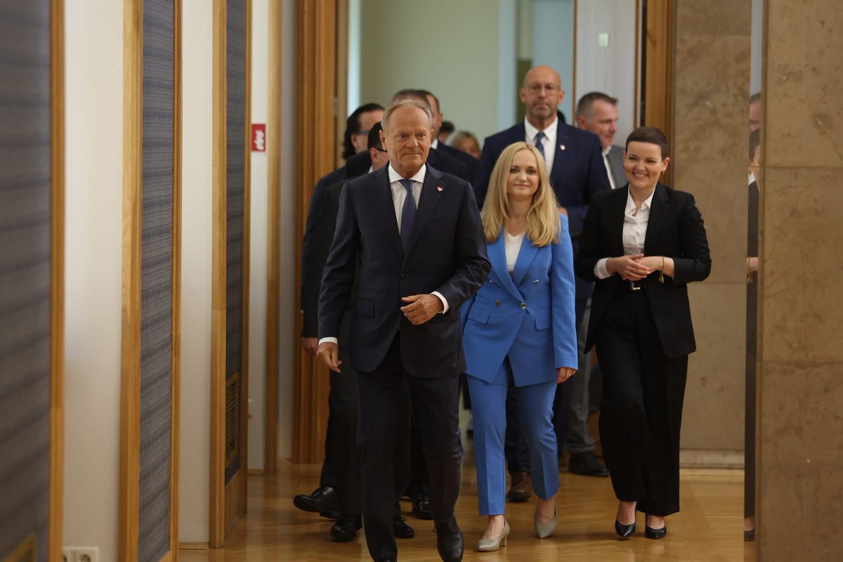 AGajewska's tweet image. Rekonstrukcja stała się faktem.
Dwa superresorty, wzmocnienie polityki zagranicznej, większy nacisk na rozwój gospodarki.
Priorytety na kolejne miesiące to bezpieczeństwo, stabilność i porządek instytucji oraz nowoczesna wizja przyszłości.
Przed nami jeszcze więcej pracy💪