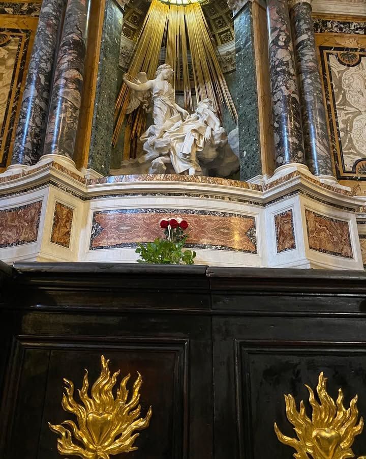 Romethegreatbe1's tweet image. CHAPEL OF SAINT TERESA OF JESUS
Inside the altar supported by two pairs of African marble columns, the dazzling vision of the Transverberation of St. Theresa's heart is revealed, illuminated from above and by a shower of gilded bronze rays.
buff.ly/4eW8hyl