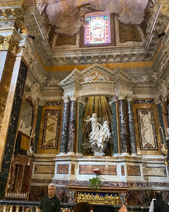 Romethegreatbe1's tweet image. CHAPEL OF SAINT TERESA OF JESUS
Inside the altar supported by two pairs of African marble columns, the dazzling vision of the Transverberation of St. Theresa's heart is revealed, illuminated from above and by a shower of gilded bronze rays.
buff.ly/4eW8hyl