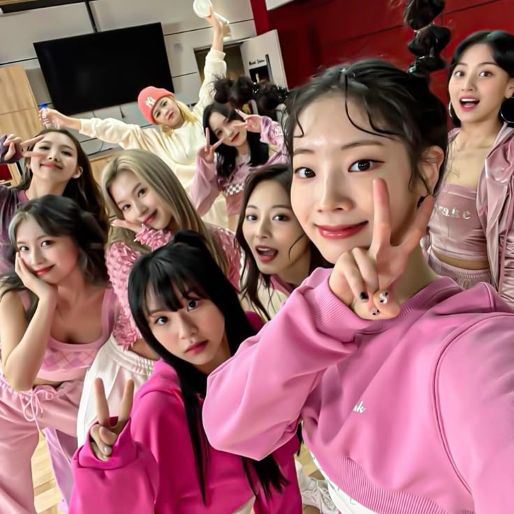 OLTSupport's tweet image. TWICE reaches a NEW PEAK of 21.4 million monthly listeners on Spotify!.
- 21,467,569 ( +291,951) *NP* π₯