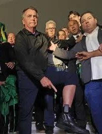 PedroRonchi2's tweet image. A pessoa que apoia os métodos da Ditadura Militar reclamando dos métodos da democracia.