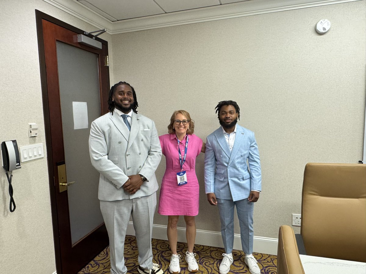 💫🅰️♈️🆔 (@adavidhalejoint) on Twitter photo <a href="/JasheenDavis_30/">Jasheen Davis</a> It’s a fun new edition of How Short is <a href="/aadelsonESPN/">Andrea Adelson</a> … and the answer with Pitt’s Des Reid and Lyndon Cooper is… Still not tall but also could be an elite all-purpose back. <a href="/JasheenDavis_30/">Jasheen Davis</a> It’s a fun new edition of How Short is <a href="/aadelsonESPN/">Andrea Adelson</a> … and the answer with Pitt’s Des Reid and Lyndon Cooper is… Still not tall but also could be an elite all-purpose back.