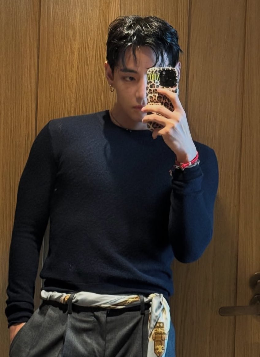 DailylofV's tweet image. LOOK AT HIM
