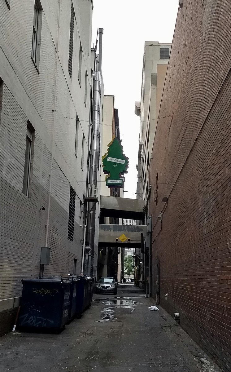 rmjeepchicks's tweet photo. It's got that new #jeep smell! #downtown #alleylife https://t.co/p1JaZNSZyw