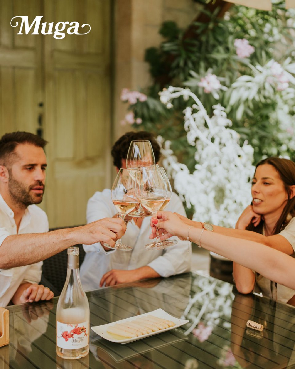 bodegasmuga's tweet image. 🌟Living the life of a bon viveur is easy: all you need are good friends, a glass of Muga… and our terrace waiting for you. 

#BodegasMUga #ExperienciaMuga