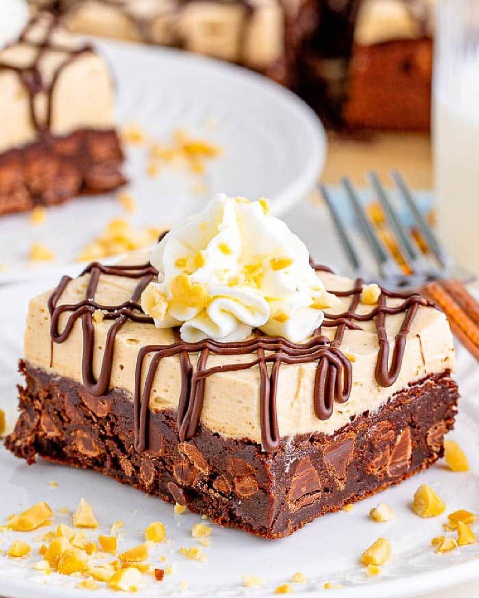 Happy NATIONAL CHOCOLATE PEANUT BUTTER DAY!! 🥜🧈 A perfect day to enjoy 🍫 **CHOCOLATE PEANUT BUTTER PIE BROWNIES**!! 😍 
RECIPE: 👉 flavormosaic.com/peanut-butter-…