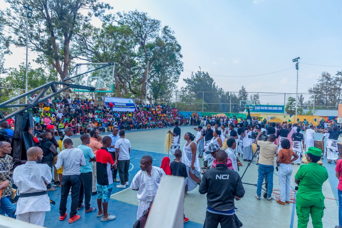 Uyu munsi, mu turere twose tw'Umujyi wa Kigali hatangijwe gahunda "Intore mu biruhuko", igamije kwita ku bana n'urubyiruko bari mu biruhuko. 

Ku rwego rw'Umujyi wa #Kigali iki gikorwa cyatangijwe n'Umuyobozi w'Umujyi wa Kigali Wungirije Ushinzwe Ubukungu n'Imibereho y'Abaturage