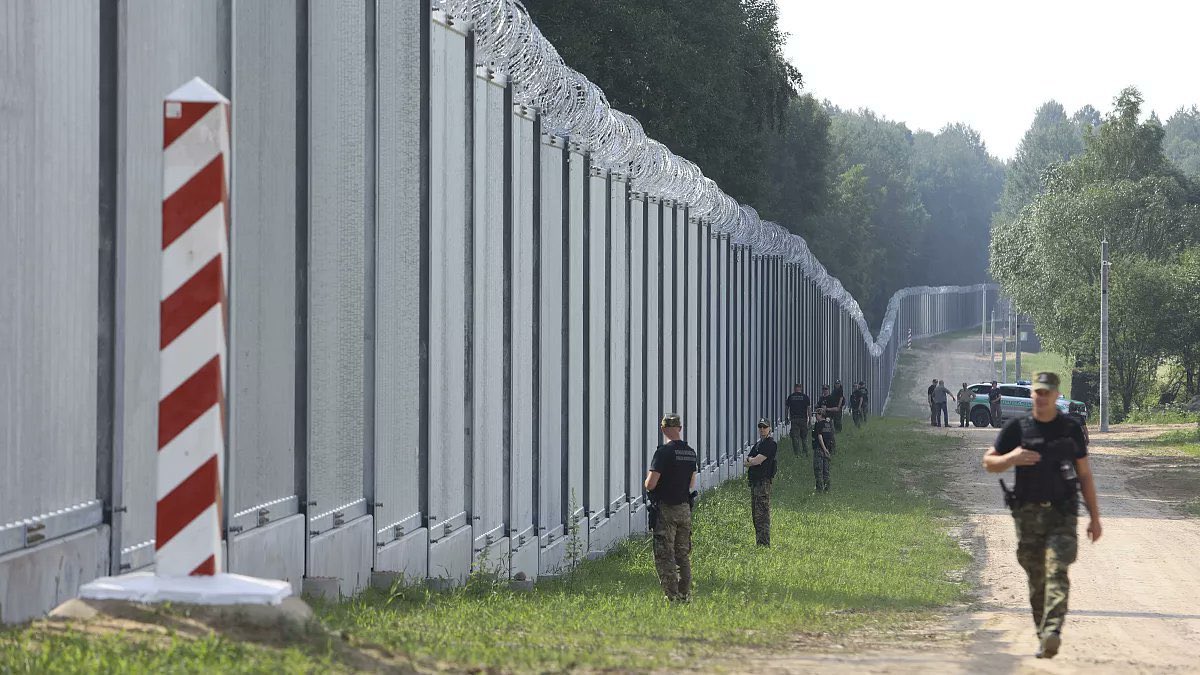eduardomenoni's tweet image. 🚨| ÚLTIMA HORA: El ejército polaco, abrió fuego con balas de goma contra los inmigrantes ilegales que intentan invadir a la fuerza su territorio desde Bielorrusia. 🇵🇱 ¿Apoyas este accionar militar para hacer respetar las fronteras en Polonia?