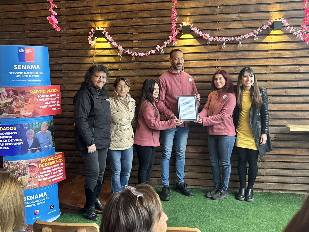 El día de ayer entregamos el SELLO DE BUEN TRATO A LAS PERSONAS MAYORES a los dueños y equipo de la cafetería PARIS COFFEE TIME ubicado en la comuna de Santa Cruz, siendo la primera institución privada del país con estas características en contar con este reconocimiento.