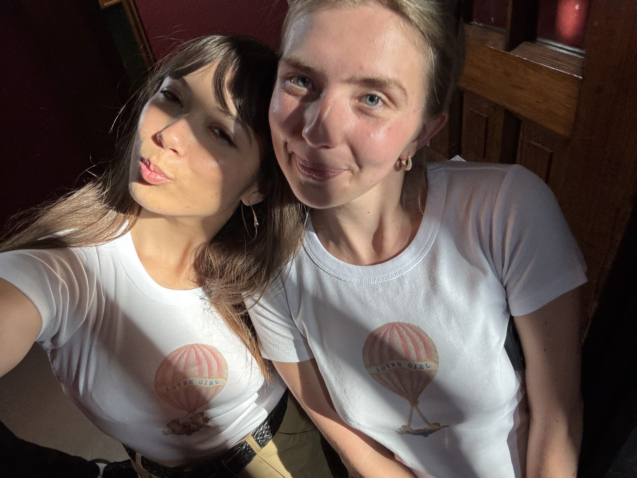 Laufey serenades Tシャツ