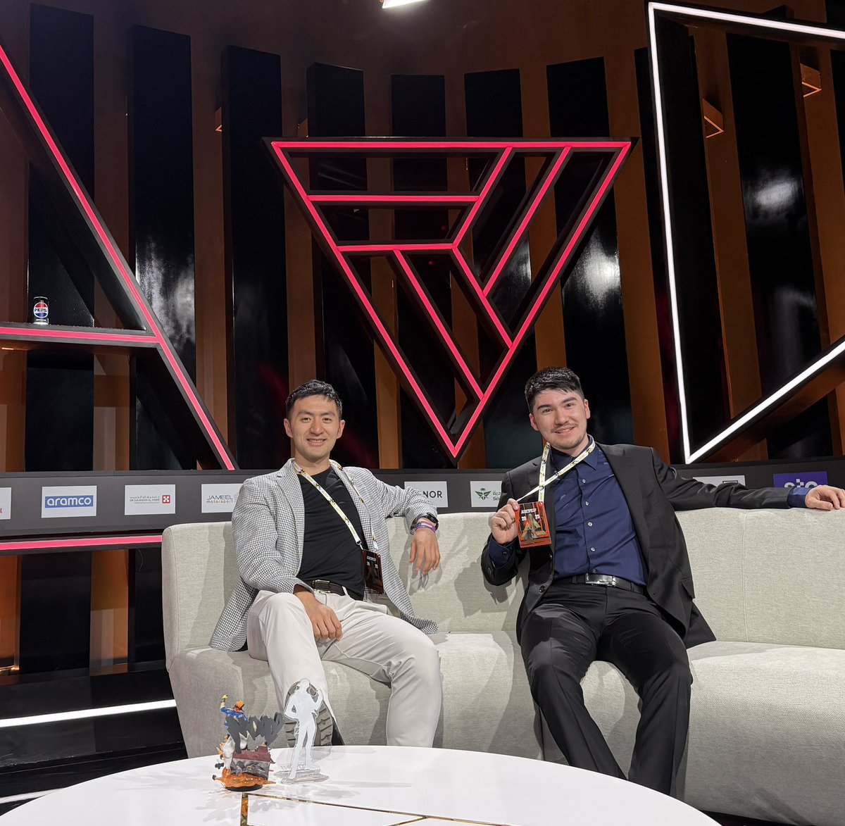 On the Analysis desk ( couch ) this week for <a href="/HoKEsports/">HoK Esports</a> ! The venue at <a href="/EWC_EN/">Esports World Cup</a> is INSANE !