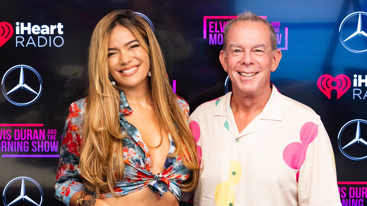 ElvisDuranShow's tweet image. Can confirm—@karolg is just as bright and beautiful as she seems! 🥰 Drop whatever you’re doing and stream "Tropicoqueta" now! 💃
Watch the full interview in our @MercedesBenzUSA Interview Lounge here: youtu.be/YbwaaGq9zcw
#KarolGOnElvisElvis in our #MBInterviewLounge…