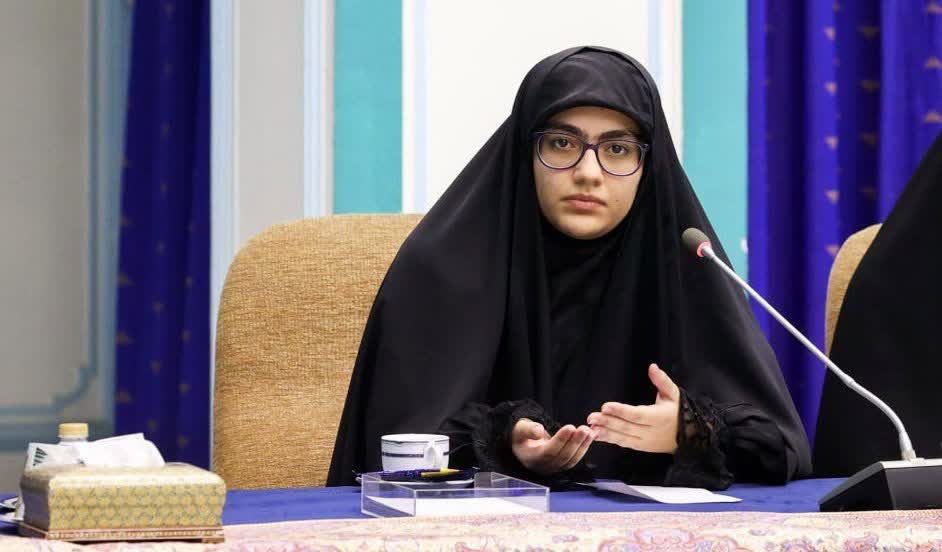 banoobahareh's tweet image. و حالا آرمیتا بزرگ شده و قا.تل پدر را خوب میشناسه :
«این جنگ رو به اشتباه ١٢ روزه صدا میزنند، در حالی که من پدرم رو ۵٧٠۴ روز قبلش از دست دادم!»
بمناسبت سالگرد شهید داریوش رضایی نژاد 💔