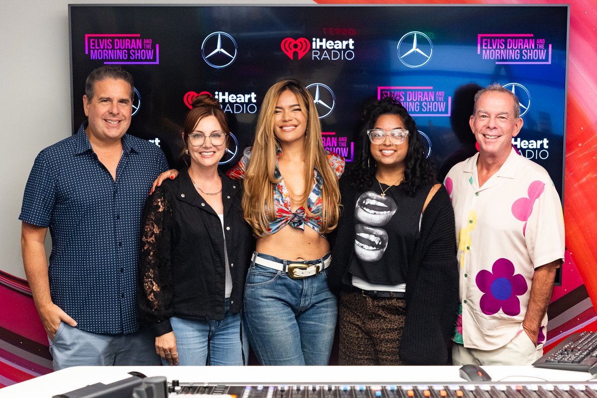 ElvisDuranShow's tweet image. Can confirm—@karolg is just as bright and beautiful as she seems! 🥰 Drop whatever you’re doing and stream "Tropicoqueta" now! 💃
Watch the full interview in our @MercedesBenzUSA Interview Lounge here: youtu.be/YbwaaGq9zcw
#KarolGOnElvisElvis in our #MBInterviewLounge…