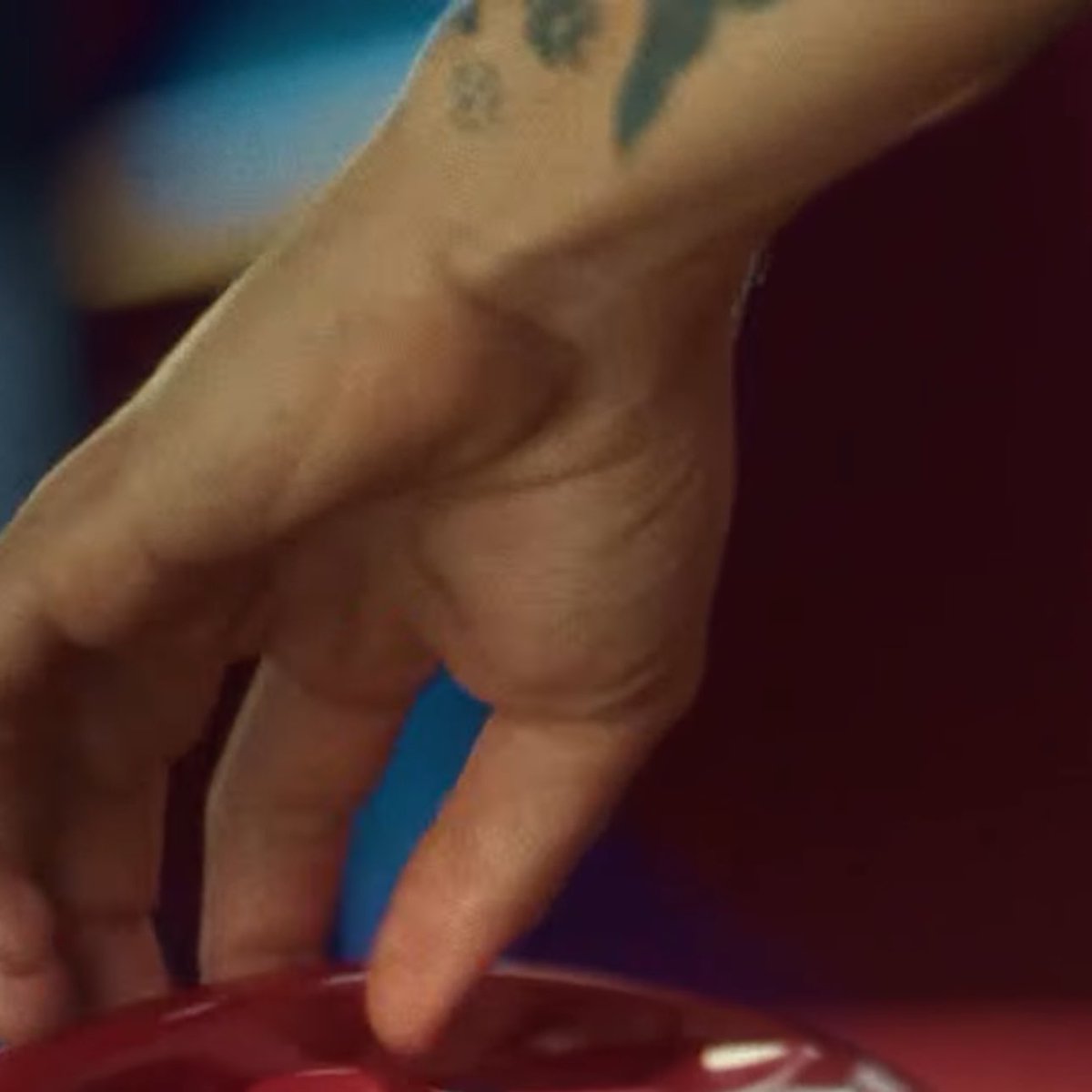 axlsugar's tweet image. i know that hand