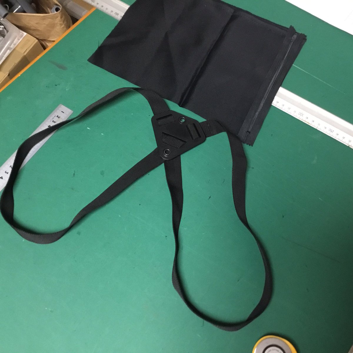 ferio2's tweet image. 【ザ・クロウラー製作】ズボンは可動性を考慮してスポーツウェアを採用。
原作ラフ画だとスキニージーンズ設定ですが、流石にあそこまでぴっちりした服だと屈めないですしね。
プロテクター固定用のヴェルクロを縫い付けてこちらは完成。
あとは思いつきで暑さ対策グッズを縫製中です。