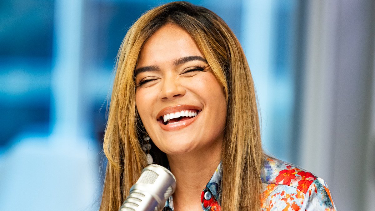 ElvisDuranShow's tweet image. Can confirm—@karolg is just as bright and beautiful as she seems! 🥰 Drop whatever you’re doing and stream "Tropicoqueta" now! 💃
Watch the full interview in our @MercedesBenzUSA Interview Lounge here: youtu.be/YbwaaGq9zcw
#KarolGOnElvisElvis in our #MBInterviewLounge…