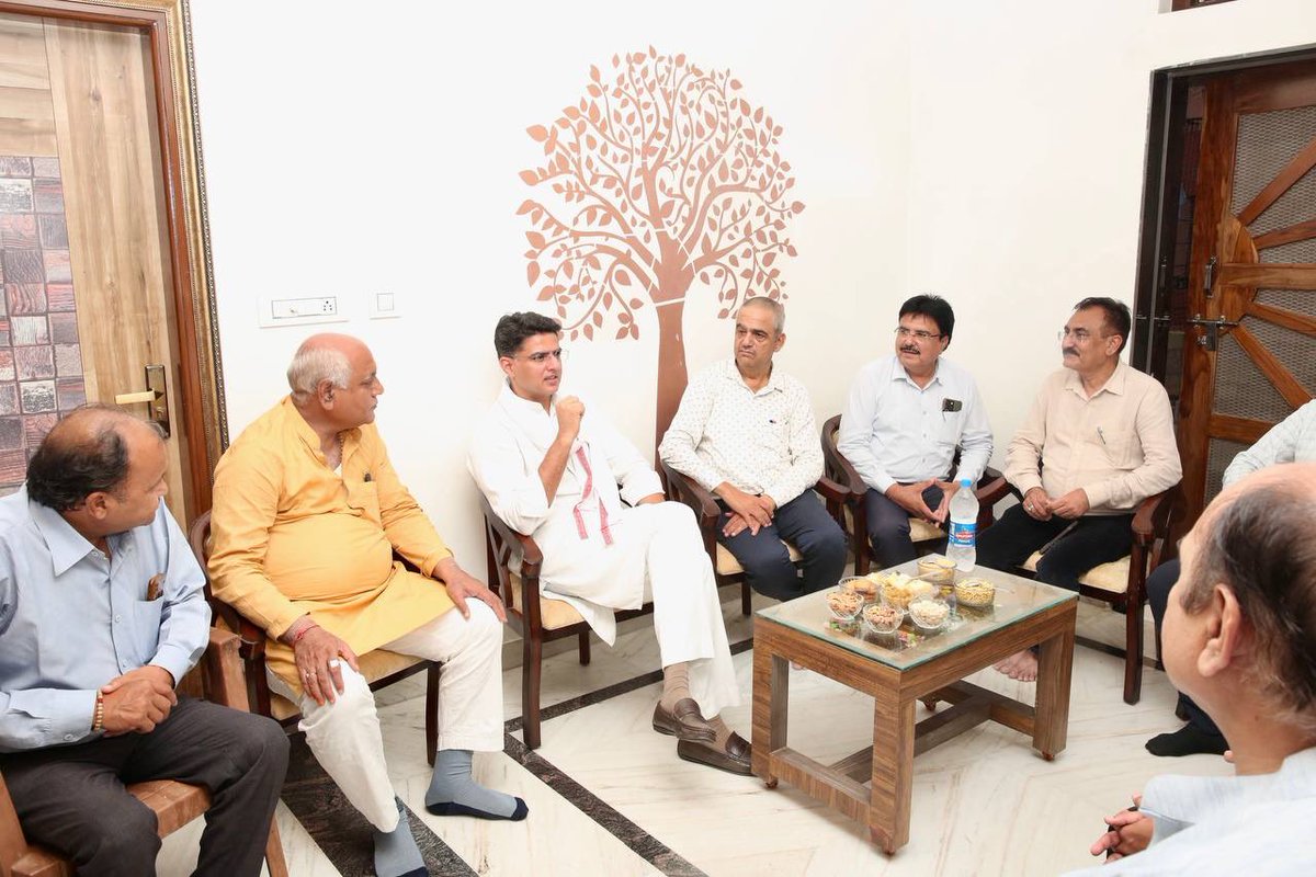 टोंक निवासी डॉ. दिलीप वाधवानी जी की माताजी श्रीमती मथरी देवी जी एवं भाई खुशाल वाधवानी जी के निधन पर परिजनों से मुलाकात करके संवेदनाएं व्यक्त की।

ईश्वर से प्रार्थना है कि दिवंगत आत्माओं को अपने श्रीचरणों में स्थान प्रदान करें।

📍जयपुर