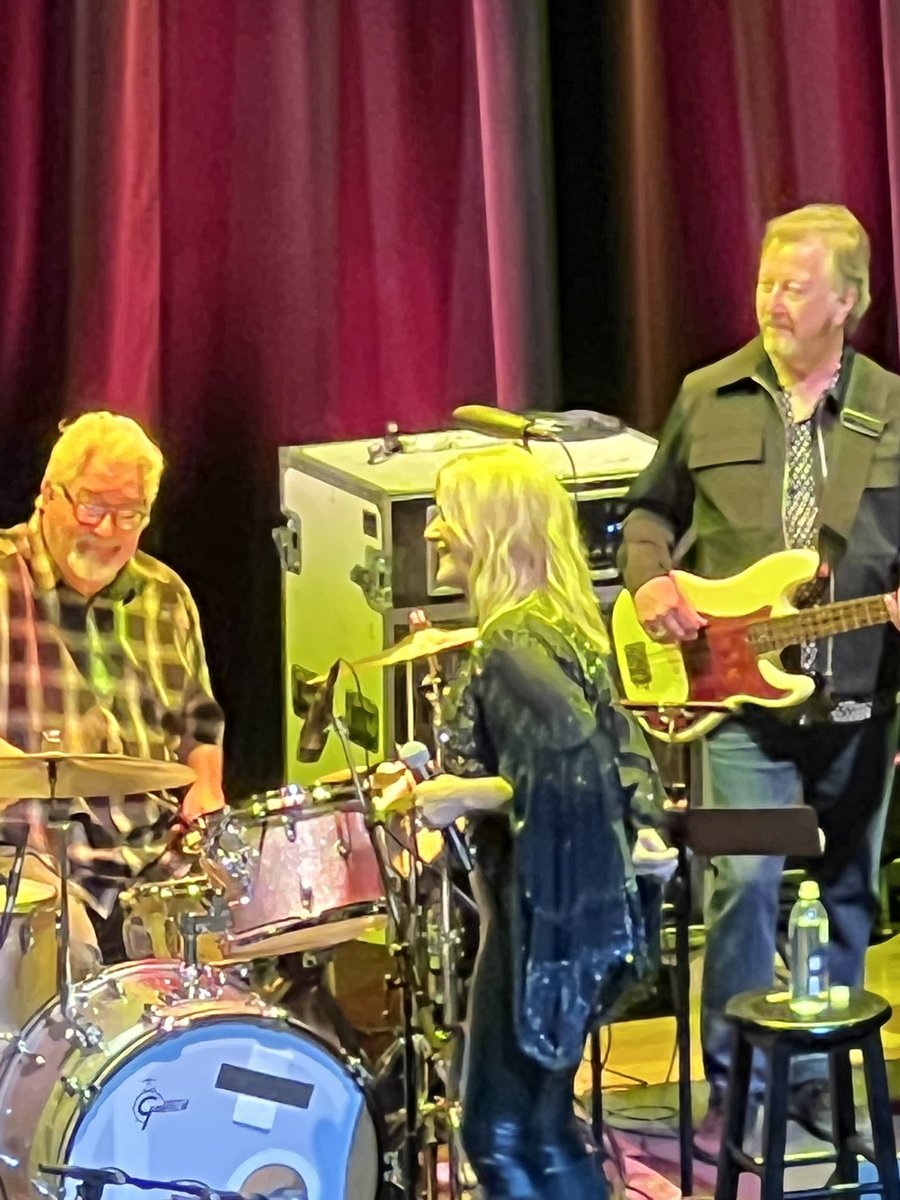 CathyStandish's tweet image. Though Linda Ronstadt does not have #ALS, she does have the diagnosis of PSP, Progressive supranuclear palsy, which is another disease that will steal your voice. Last night, in Nashville, @trishayearwood and friends gave us the gift of an evening of the music of Linda Ronstadt.…