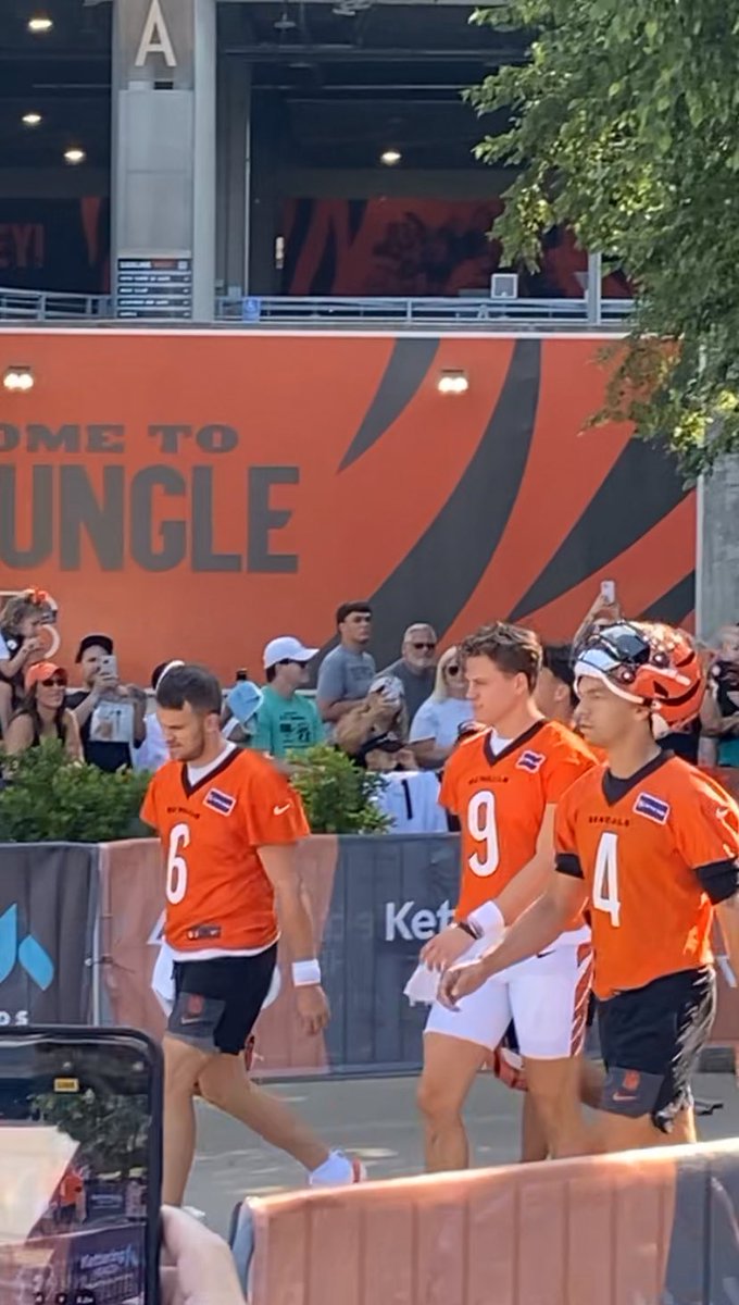 Land0oooo's tweet image. QB Room looking 🔥🔥🔥