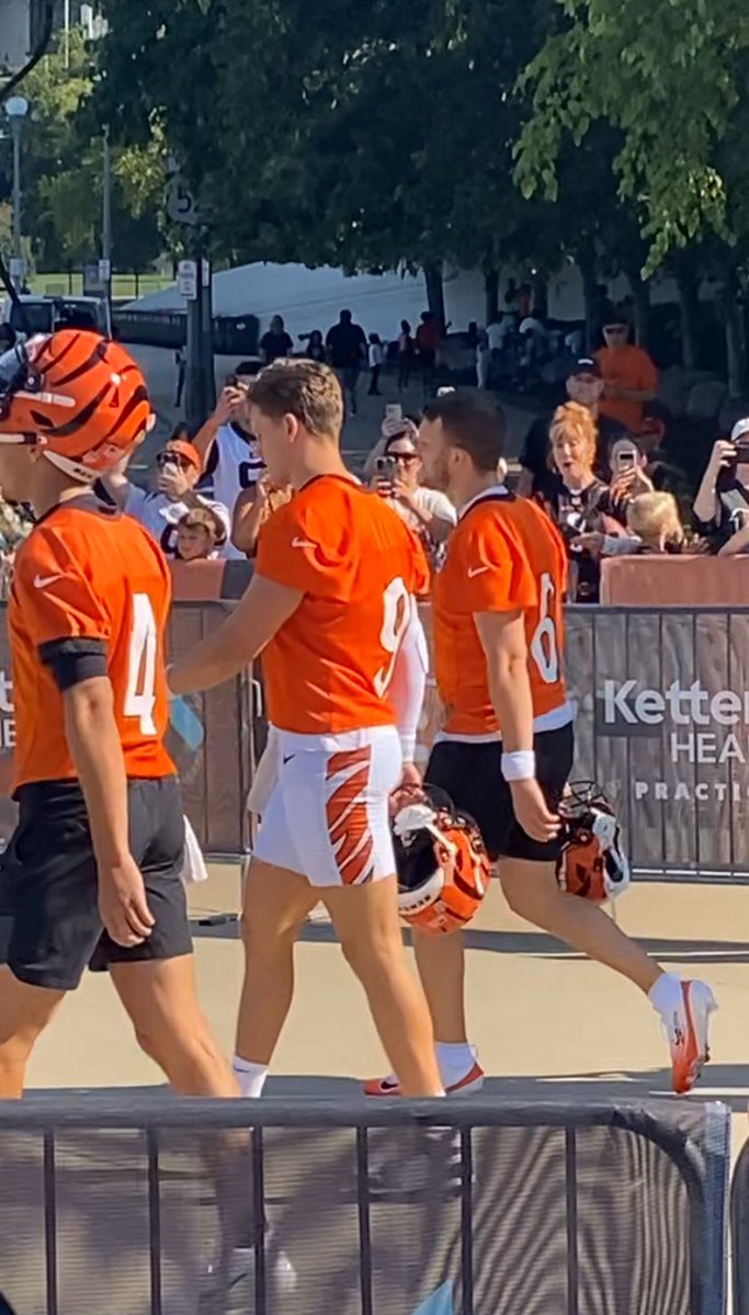 Land0oooo's tweet image. QB Room looking 🔥🔥🔥