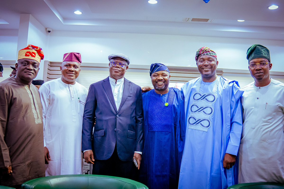 akinalabi's tweet image. Earlier today, my dear friend and honourable colleague, Hon. Taofeek Abimbola @HonAjilesoro, officially decamped from the People’s Democratic Party (PDP) to the All Progressives Congress (APC).
He was not alone on this important move. Hon. Omirin Emmanuel Olusanya, who…
