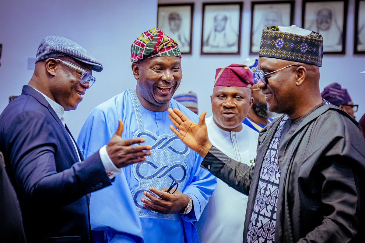 akinalabi's tweet image. Earlier today, my dear friend and honourable colleague, Hon. Taofeek Abimbola @HonAjilesoro, officially decamped from the People’s Democratic Party (PDP) to the All Progressives Congress (APC).
He was not alone on this important move. Hon. Omirin Emmanuel Olusanya, who…