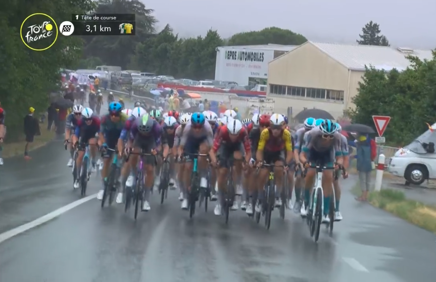 letour_de's tweet image. ๐ 3 km
Alle Ausreiรer eingeholt. Phil Bauhaus wird von seinem Team nach vorne gebracht.
#TDF2025