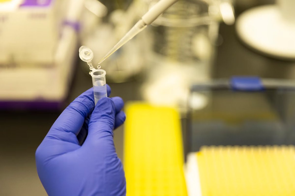 UICscience's tweet image. A new drug from @thisisUIC will proceed to clinical trials this summer: biologic eyedrops to treat dry eye disease. 👁️💧
Development of the eyedrops started in UIC’s Dry Eye and Ocular GVHD Clinic, which Dr. Sandeep Jain directs in @uiccom.
📰today.uic.edu/uics-new-dry-e…