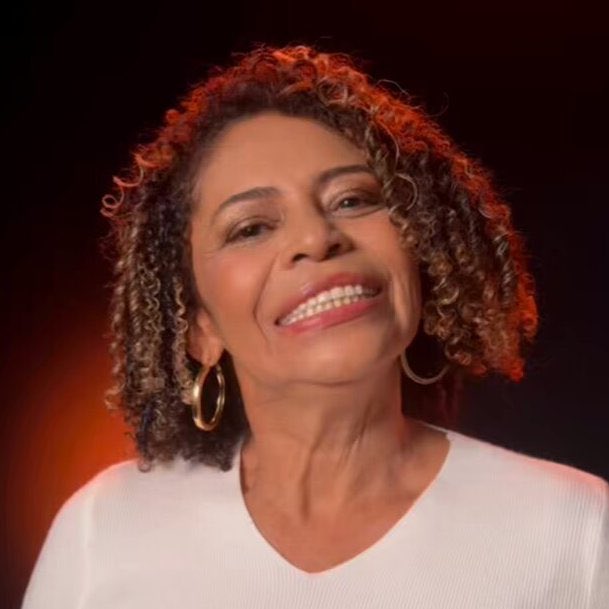 poponze's tweet image. MERECE! Maria Solange, ex-moradora de rua que ficou famosa dançando música de Madonna, revelou que foi aprovada no vestibular para Psicologia.