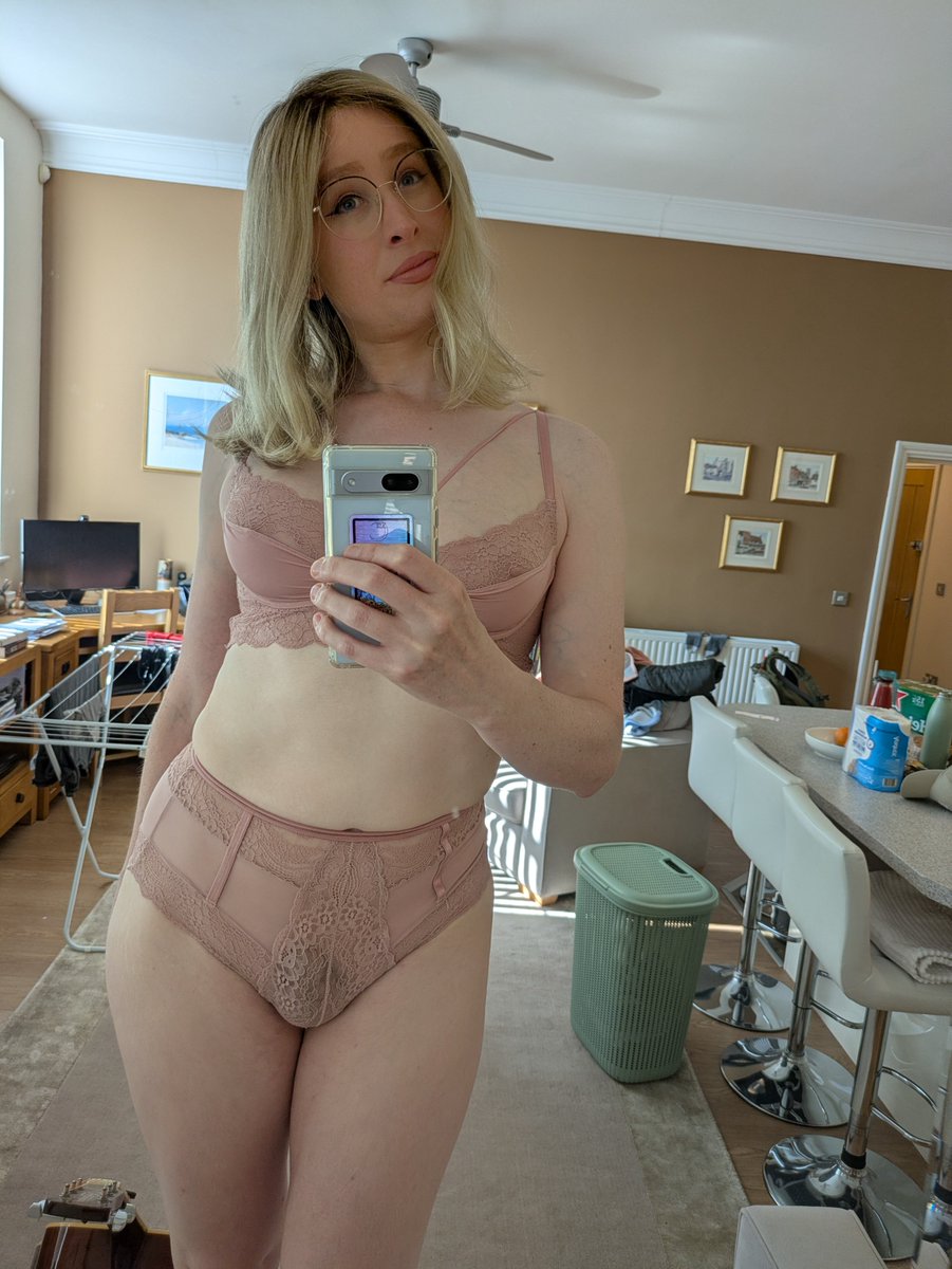 aaamaryllisss's tweet image. what&apos;s my best colour?