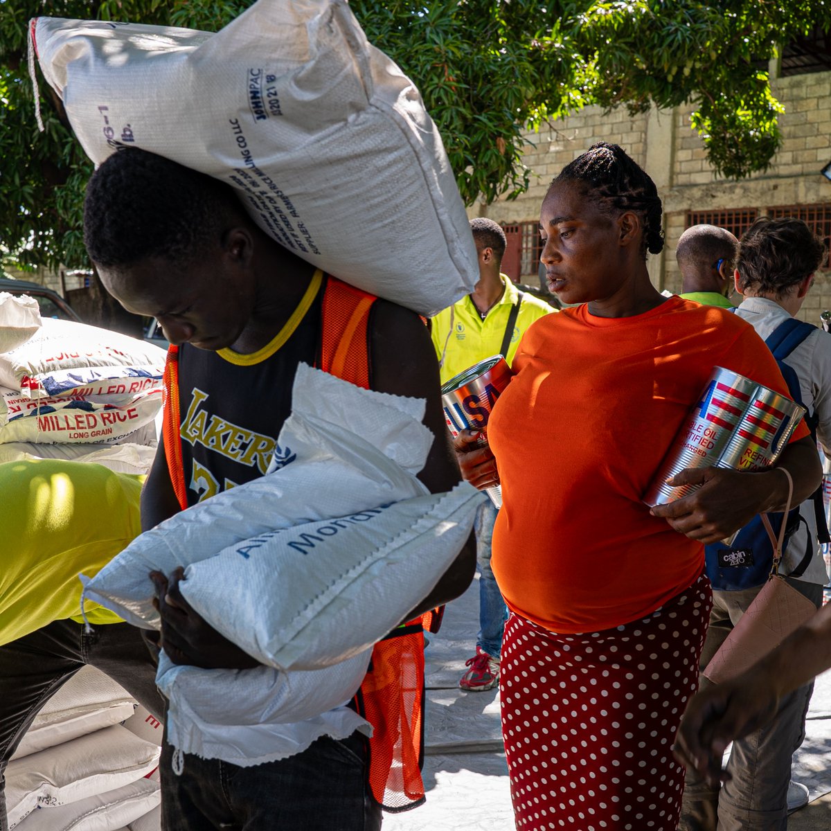 WFP_Haiti's tweet image. Cette semaine, l'aide alimentaire d'urgence du @WFP continue d'être fournie à + de 14 450 familles à Delmas.
623 tonnes (T) de riz, d'haricots & d'huile ont été distribuées. De plus, 102 T de farine enrichie ont été fournies, ciblant particulièrement les femmes enceintes.
🙏🇺🇸