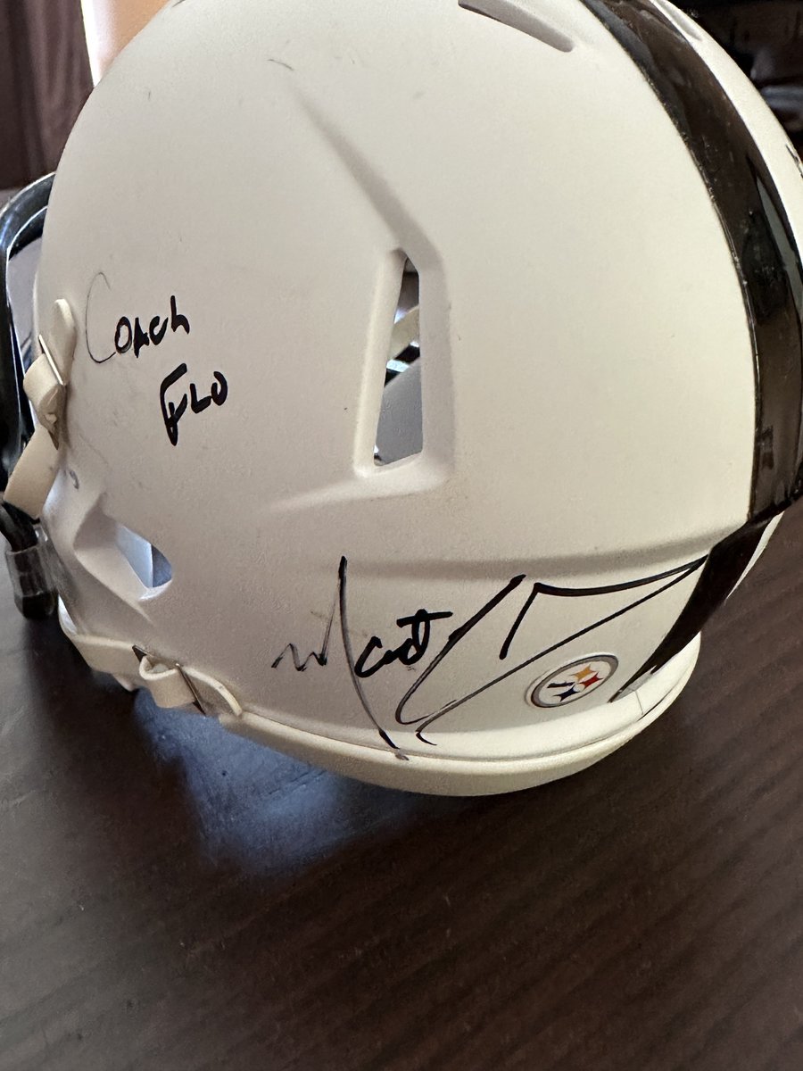 PickensBurgh's tweet image. GIVEAWAY TIME 🚨
Like and retweet to enter in to win a SIGNED Matt Canada and Connor Heyward Steelers mini helmet!
Winner picked in 24 hours goodluck 🍀
