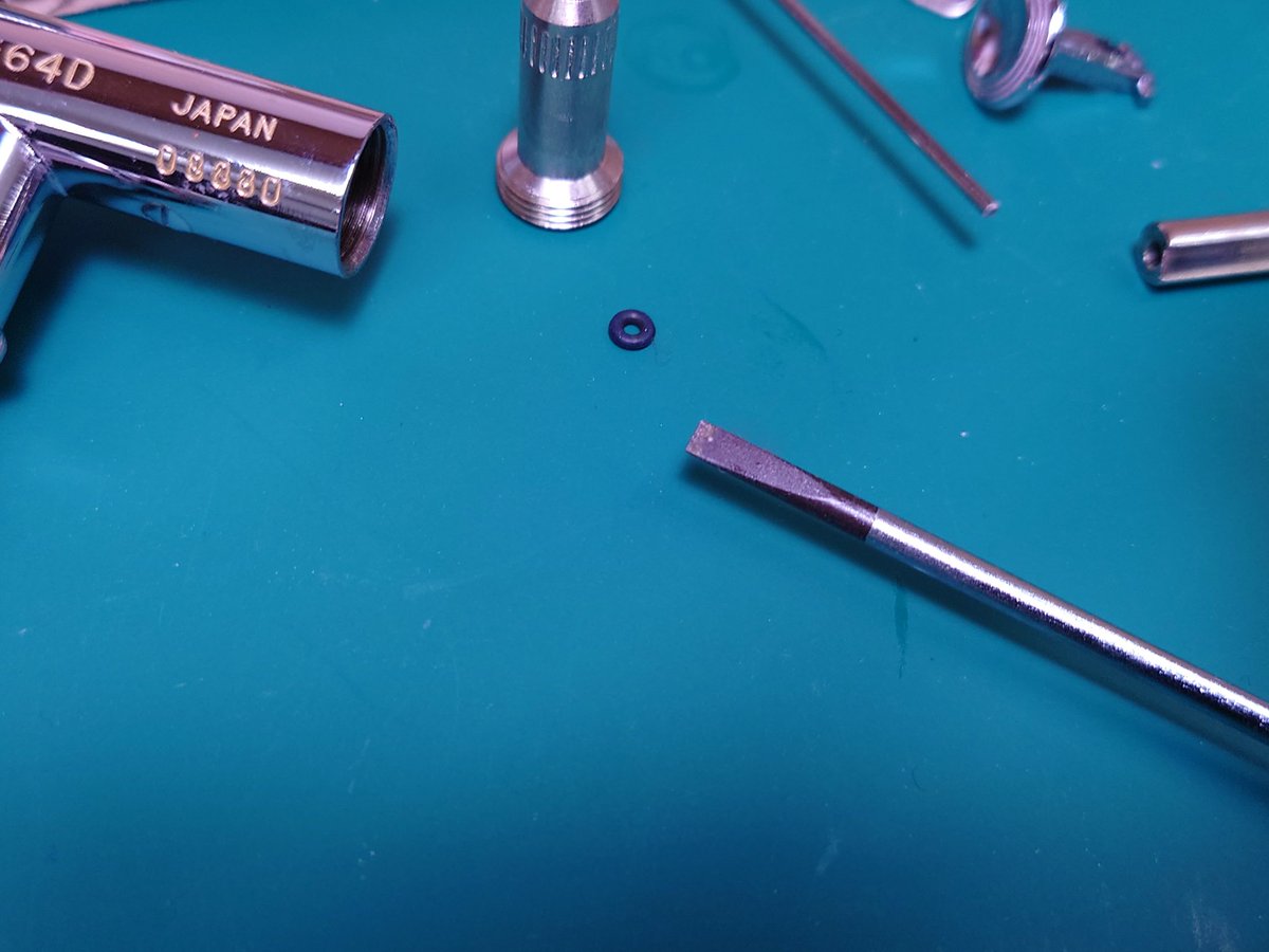 TEIJI747's tweet image. 買ったばかりのオリンポスのニードルの動きが速攻で渋くなった。コレはアレだなと思いバラしてみると...
ビンゴ〜〜〜ニードルパッキンが耐薬性ゼロのゴムOリング〜〜〜(強溶剤で膨潤する)
今回の主役だぞあなた