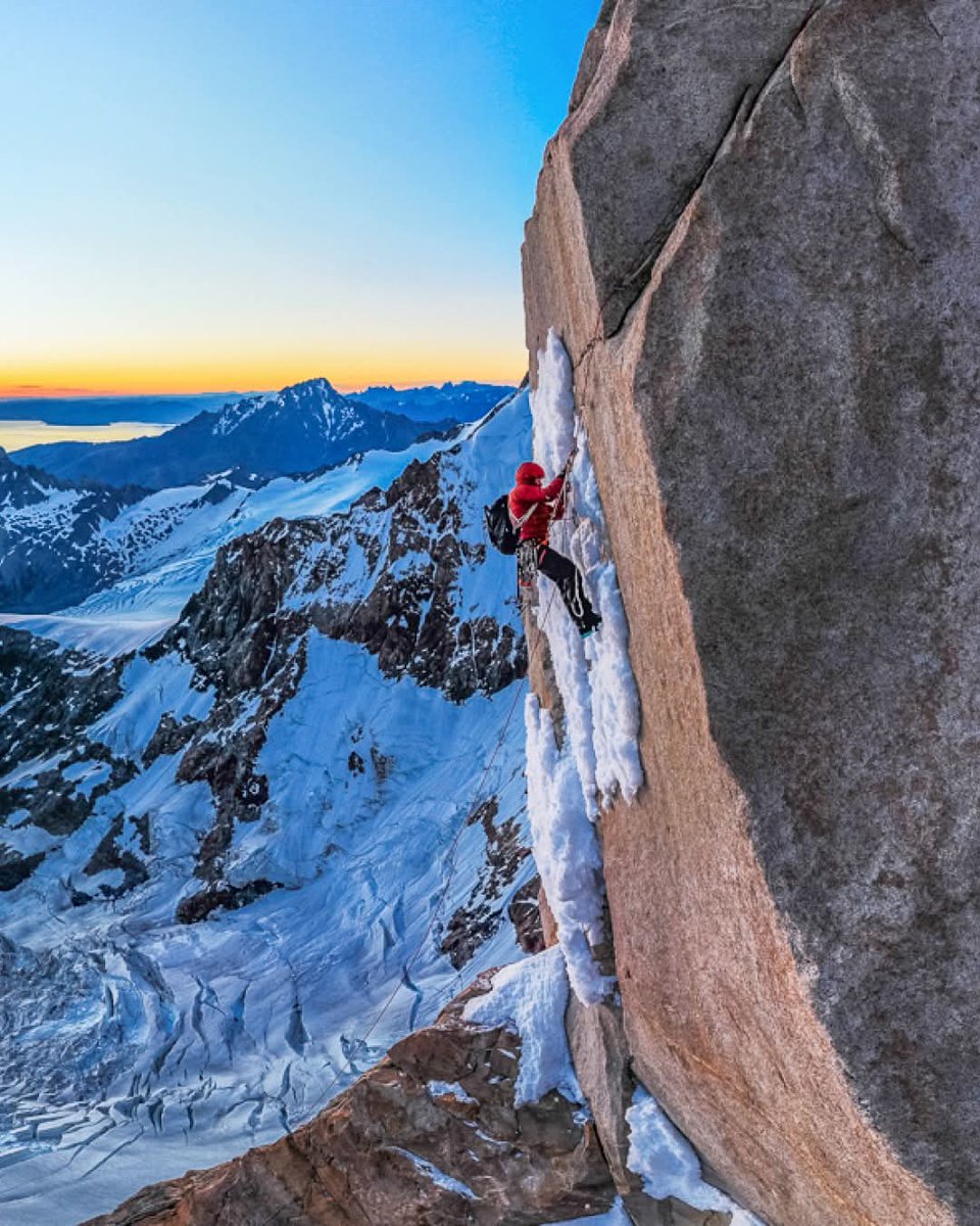 turisargentina's tweet image. Ni la mejor cámara alcanza a captarlo del todo. 🙌💙🇦🇷❄️
Colin Haley y Tyler Karow en plena escalada en el Cerro Torre, en la Patagonia.
Foto: Tyler Lekki (@tylerlekki)