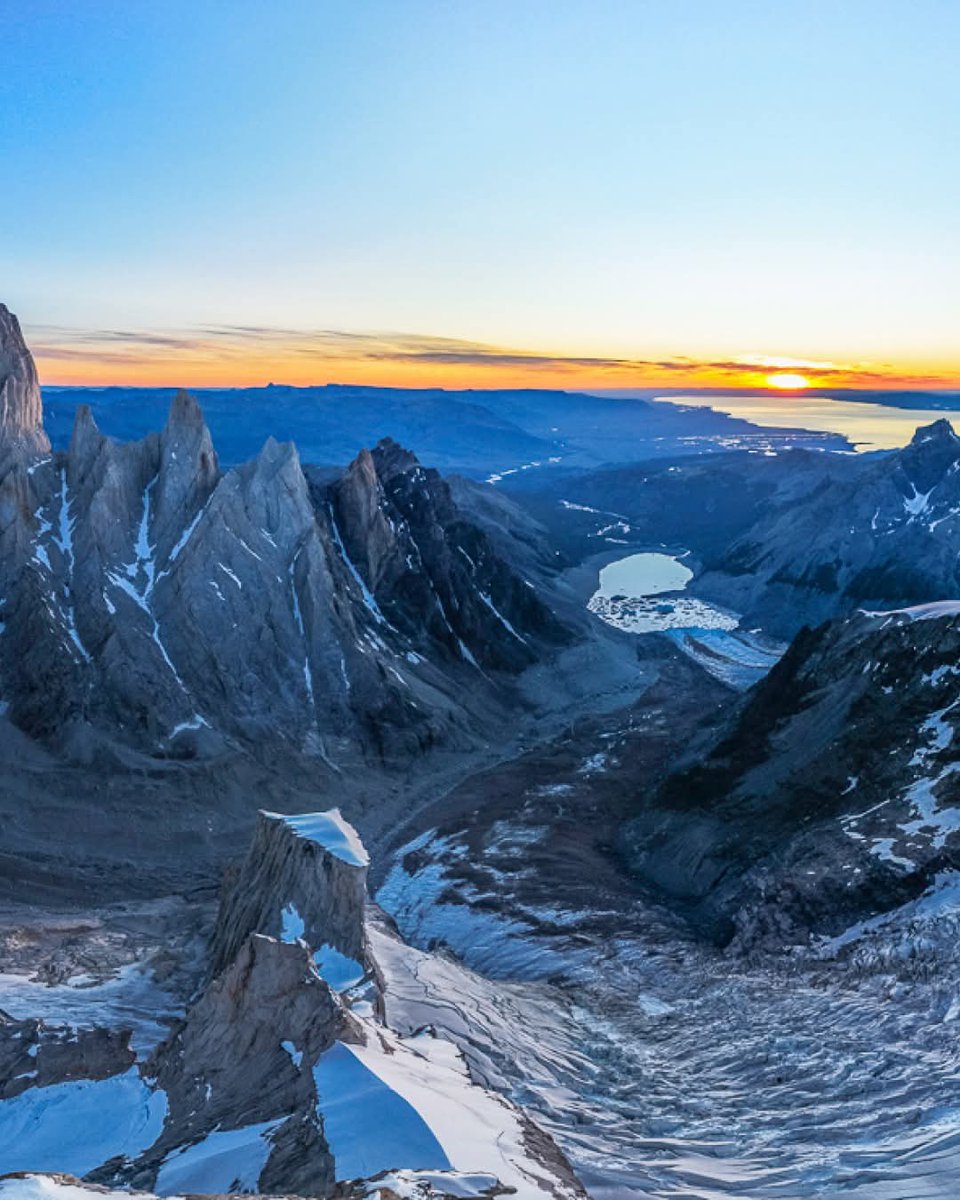turisargentina's tweet image. Ni la mejor cámara alcanza a captarlo del todo. 🙌💙🇦🇷❄️
Colin Haley y Tyler Karow en plena escalada en el Cerro Torre, en la Patagonia.
Foto: Tyler Lekki (@tylerlekki)